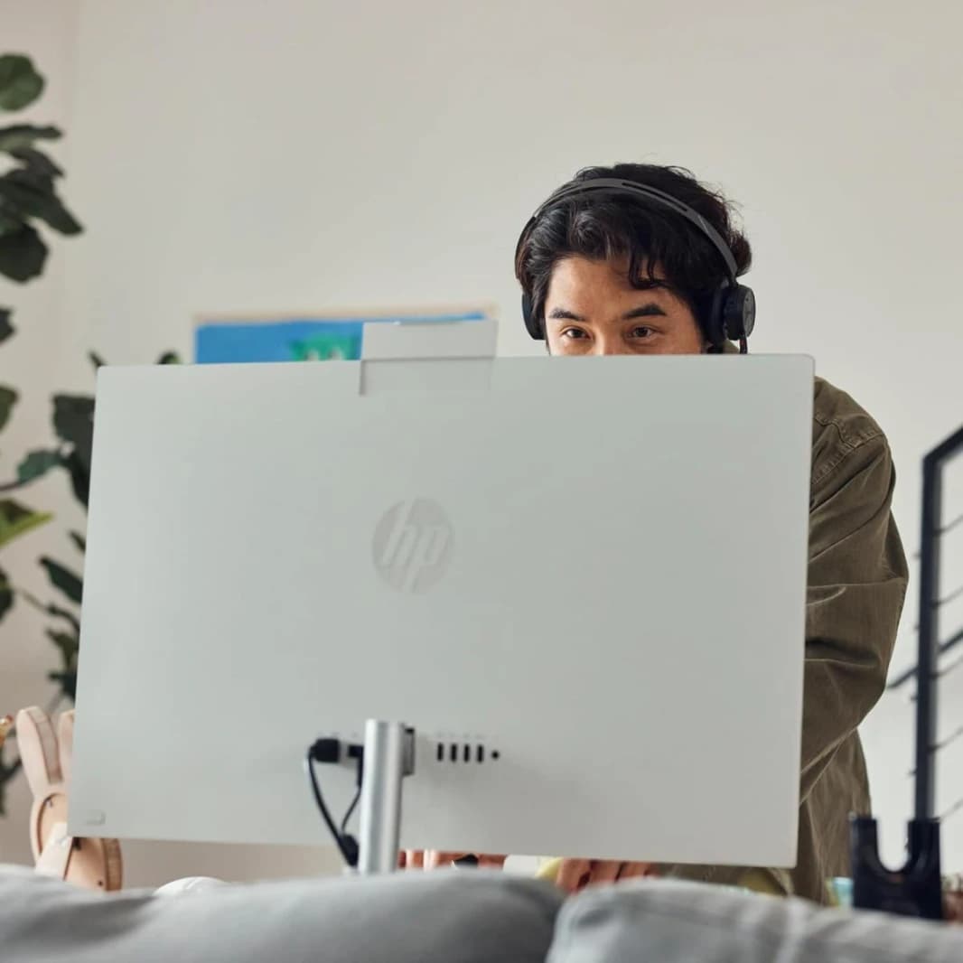 كمبيوتر HP All-in-One AIO 27-cr1005ne، معالج Intel Core™ Ultra 7 155U بتردد يصل إلى 4.8 جيجاهرتز، ذاكرة وصول عشوائي DDR5 سعة 5600 ميجاهرتز، شاشة IPS غير تعمل باللمس بدقة FHD مقاس 27 بوصة